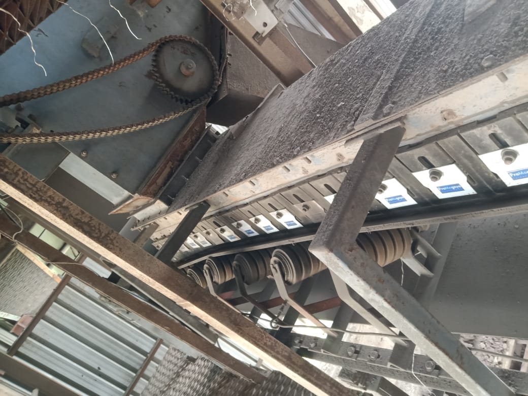 Belt conveyor on troughed idlers with skirt sealing