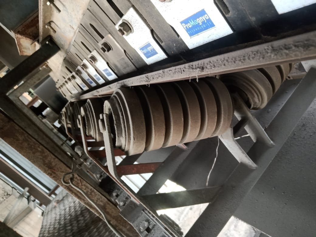 Belt conveyor on troughed idlers with skirt sealing